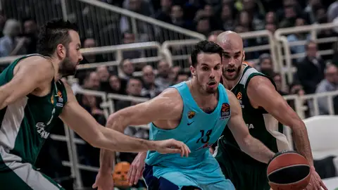 Thomas Heurtel trata de superar a la defensa del Panathinaikos Thomas Heurtel trata de superar a la defensa del Panathinaikos