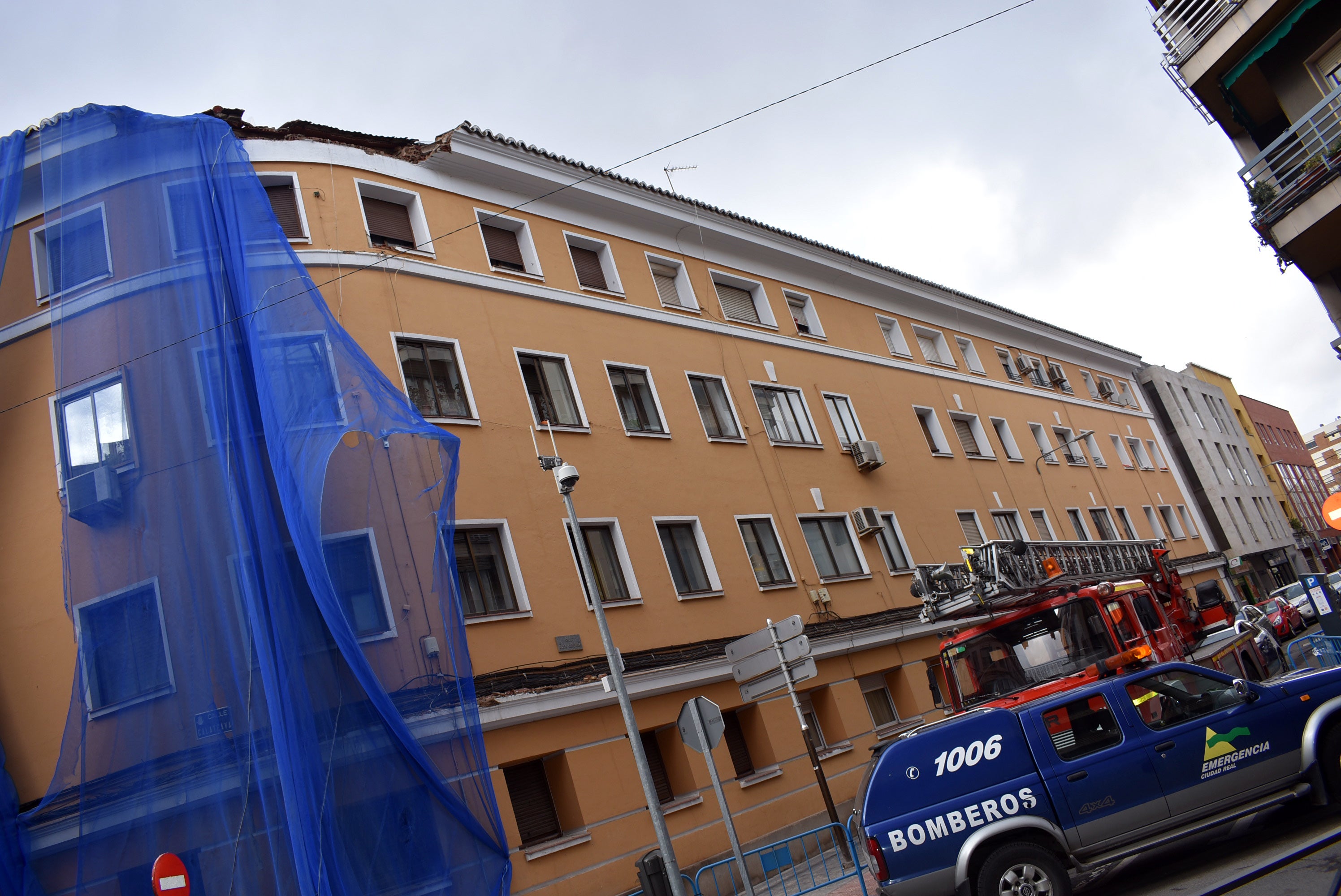 Mañana comenzarán las obras en el edificio donde el día de Reyes se desprendía una cornisa. Mañana comenzarán las obras en el edificio donde el día de Reyes se desprendía una cornisa.