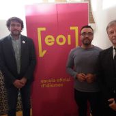 El alcalde José Benlloch i el regidor d´Educació Eduardo Pérez junt amb el director general de Política Lingüística i Gestió del Muntilingüisme, Ruben Trenzano. 