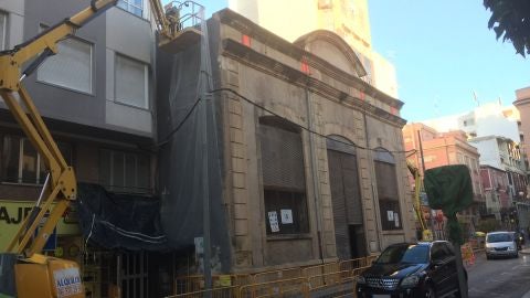 Trabajos previos a la demolici&oacute;n de la fachada del edificio Nuevos Riegos El Progreso de Elche