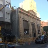 Trabajos previos a la demolición de la fachada del edificio Nuevos Riegos El Progreso de Elche