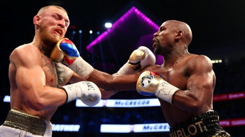McGregor y Mayweather pelean sobre el ring