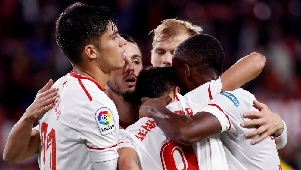 Los jugadores del Sevilla celebran un gol ante el Cádiz
