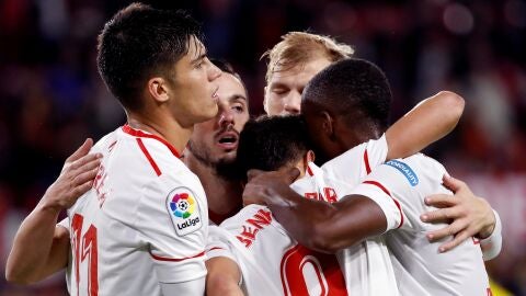Los jugadores del Sevilla celebran un gol ante el C&aacute;diz