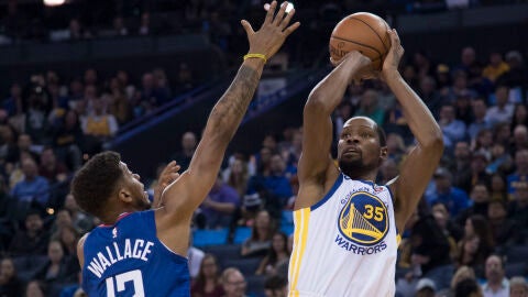 Kevin Durant lanza a canasta ante la defensa de Wallace