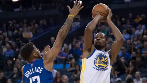 Kevin Durant lanza a canasta ante la defensa de Wallace Kevin Durant lanza a canasta ante la defensa de Wallace