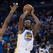 Kevin Durant lanza a canasta ante la defensa de Wallace Kevin Durant lanza a canasta ante la defensa de Wallace