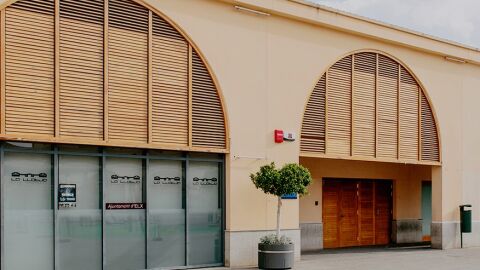 Zona exterior de la sala cultural 'La Llotja' de Elche.
