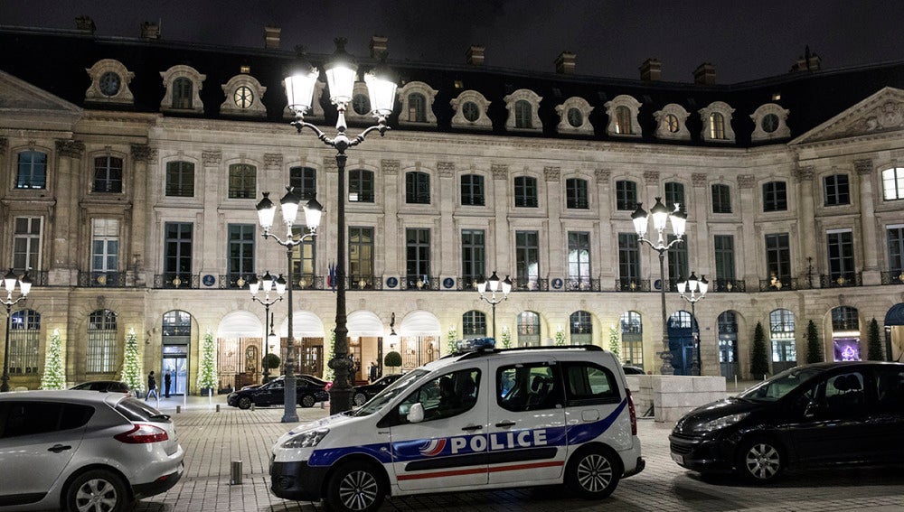 Coches policiales en el hotel Ritz en París