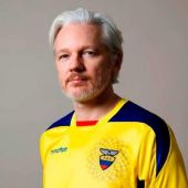 Assange con la camiseta de la selección ecuatoriana