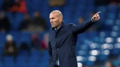 Zidane da instrucciones a sus jugadores en el Bernabéu Zidane da instrucciones a sus jugadores en el Bernabéu