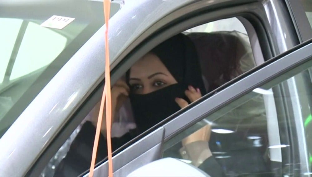 Arabia Saudí celebra la primera exposición de coches sólo para mujeres