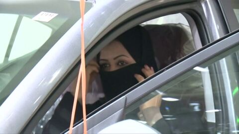Arabia Saud&iacute; celebra la primera exposici&oacute;n de coches s&oacute;lo para mujeres
