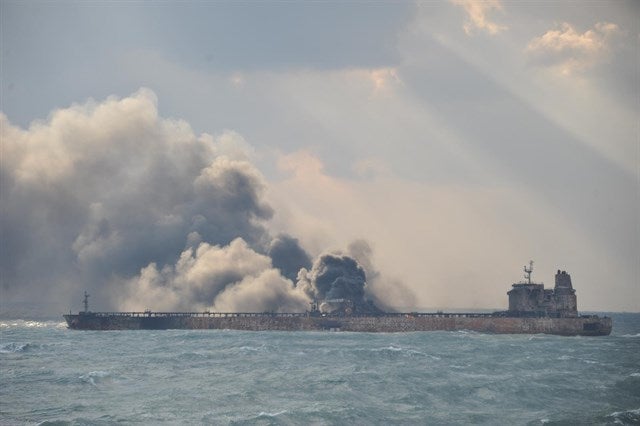 El petrolero Sanchi deja en el mar cuatro manchas de 101 kilómetros cuadrados en China El petrolero Sanchi deja en el mar cuatro manchas de 101 kilómetros cuadrados en China
