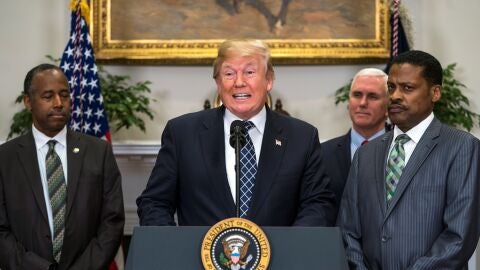 El presidente estadounidense, Donald J. Trump, pronuncia un discurso junto al presidente del Centro Martin Luther King Jr., Isaac Newton Farris Jr y al secretario de Vivienda y Desarrollo Urbano, Ben Carson