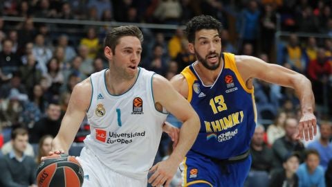  Anthony Gill defiende al escolta franc&eacute;s Fabien Causeur