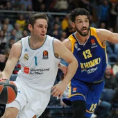 Anthony Gill defiende al escolta francés Fabien Causeur Anthony Gill defiende al escolta francés Fabien Causeur