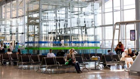 Pasajeros en el Aeropuerto Alicante-Elche