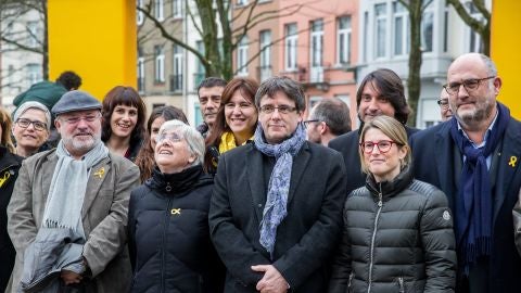 El expresidente catal&aacute;n Carles Puigdemont posa para una foto de familia con una delegaci&oacute;n formada por el grupo parlamentario de JxCat de 25 diputados, en Bruselas