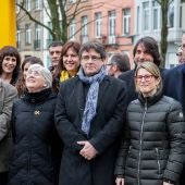El expresidente catalán Carles Puigdemont posa para una foto de familia con una delegación formada por el grupo parlamentario de JxCat de 25 diputados, en Bruselas