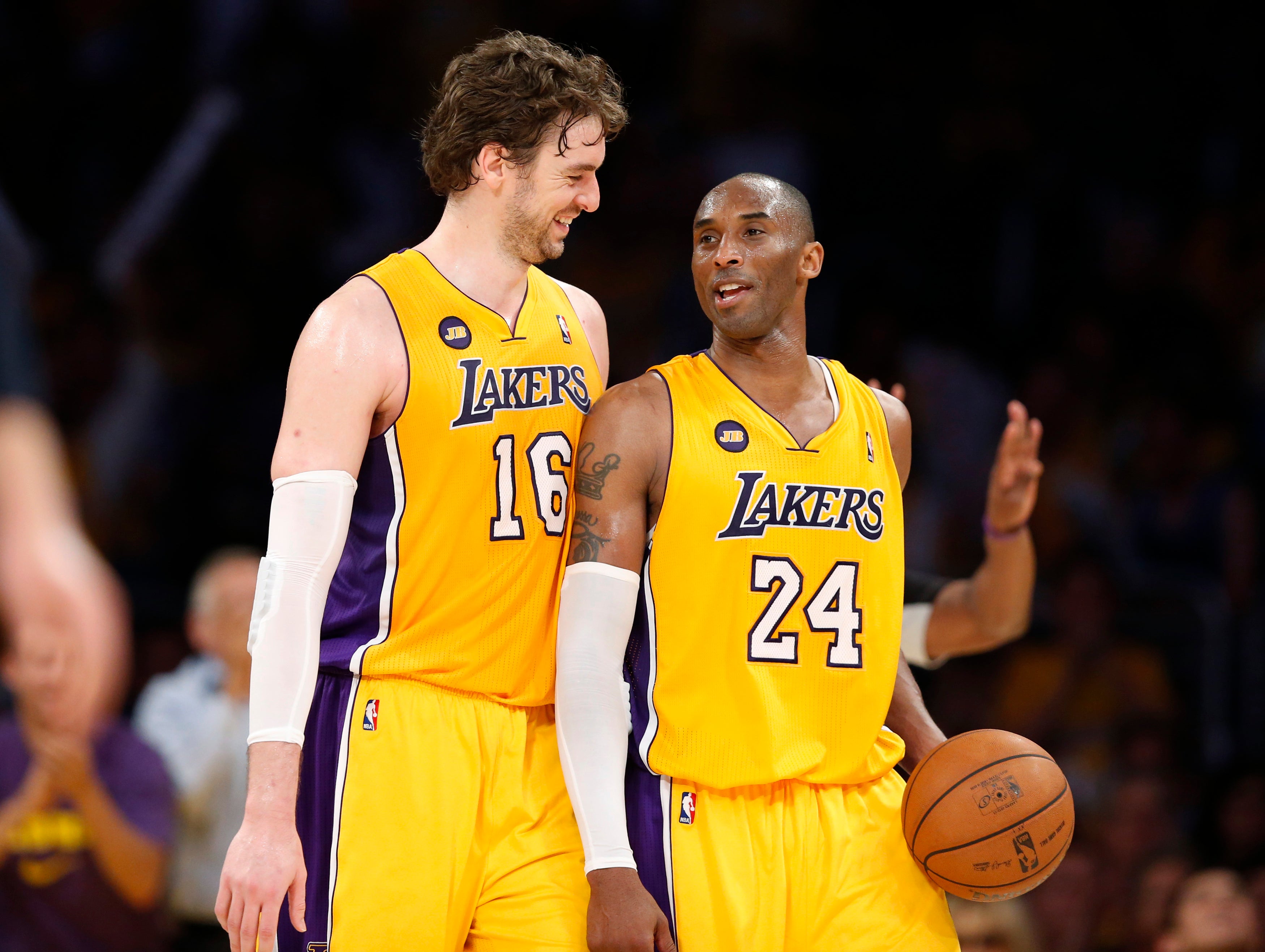 Kobe Bryant 'pide' que se retire la camiseta de Gasol en los Lakers y Pau responde: "Sería un honor" Kobe Bryant 'pide' que se retire la camiseta de Gasol en los Lakers y Pau responde: "Sería un honor"