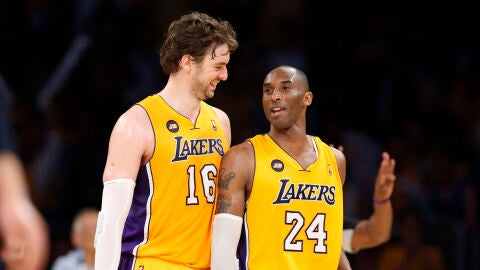 Pau Gasol y Kobe Bryant, durante un partido con los Lakers