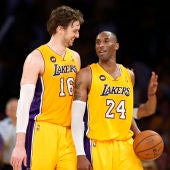 Pau Gasol y Kobe Bryant, durante un partido con los Lakers