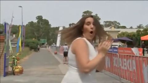 Un cami&oacute;n se lleva por delante la meta de una carrera ciclista