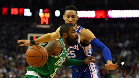 Irving intenta entrar a canasta ante la defensa de Ben Simmons