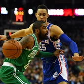 Irving intenta entrar a canasta ante la defensa de Ben Simmons Irving intenta entrar a canasta ante la defensa de Ben Simmons