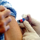 Una enfermera administra la vacuna de la gripe Una enfermera administra la vacuna de la gripe