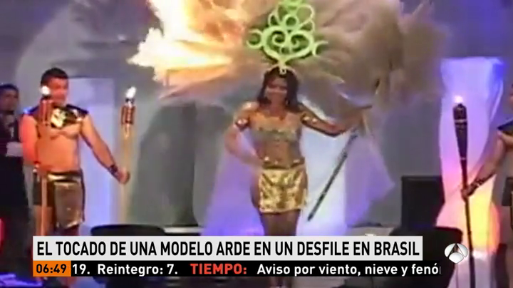 Una modelo herida leve durante un desfile en Brasil al incendiarse el tocado de plumas que llevaba Una modelo herida leve durante un desfile en Brasil al incendiarse el tocado de plumas que llevaba