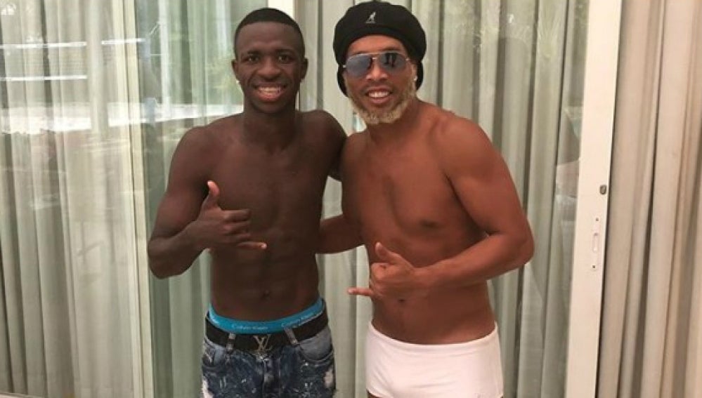 Vinicius, con Ronaldinho