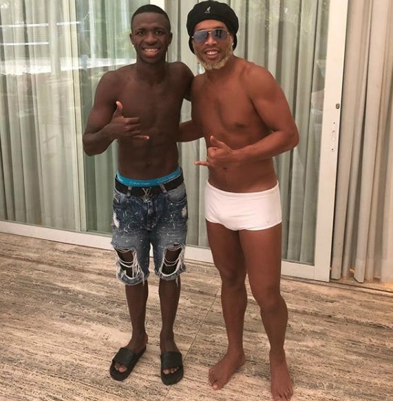 El futuro posa con el pasado: Vinicius se fotografía con Ronaldinho El futuro posa con el pasado: Vinicius se fotografía con Ronaldinho