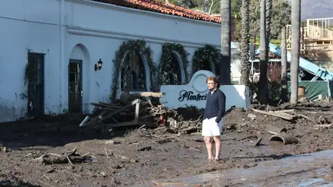 Un hombre observa los daños después de que fuertes lluvias causaron deslizamientos mortales en Montecito, California Un hombre observa los daños después de que fuertes lluvias causaron deslizamientos mortales en Montecito, California