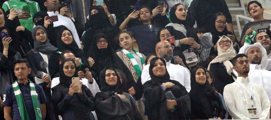 Mujeres presenciando por primera vez un partido en Arabia Saudí