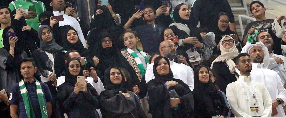 Las mujeres acuden al fútbol por primera vez en Arabia Saudí: "La profecía de mi padre se ha cumplido" Las mujeres acuden al fútbol por primera vez en Arabia Saudí: "La profecía de mi padre se ha cumplido"