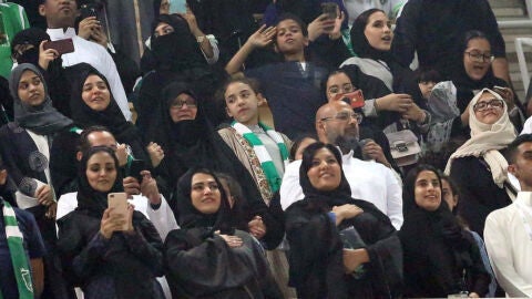 Mujeres presenciando por primera vez un partido en Arabia Saud&iacute;