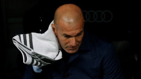 Zidane, en el banquillo del Bernab&eacute;u