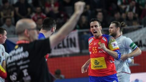 Adrian Figueras celebra una acci&oacute;n ante la Rep&uacute;blica Checa