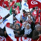 El Presidente tunecino cesa al primer Ministro y suspende el Parlamento