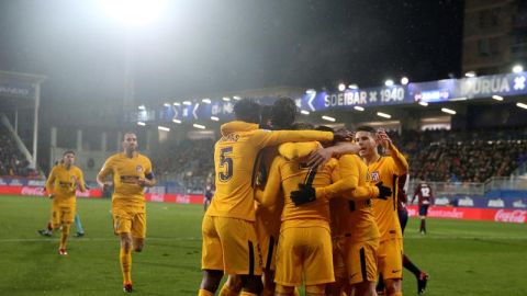 Los jugadores del Atl&eacute;tico de Madrid celebran tras marcar ante el Eibar,