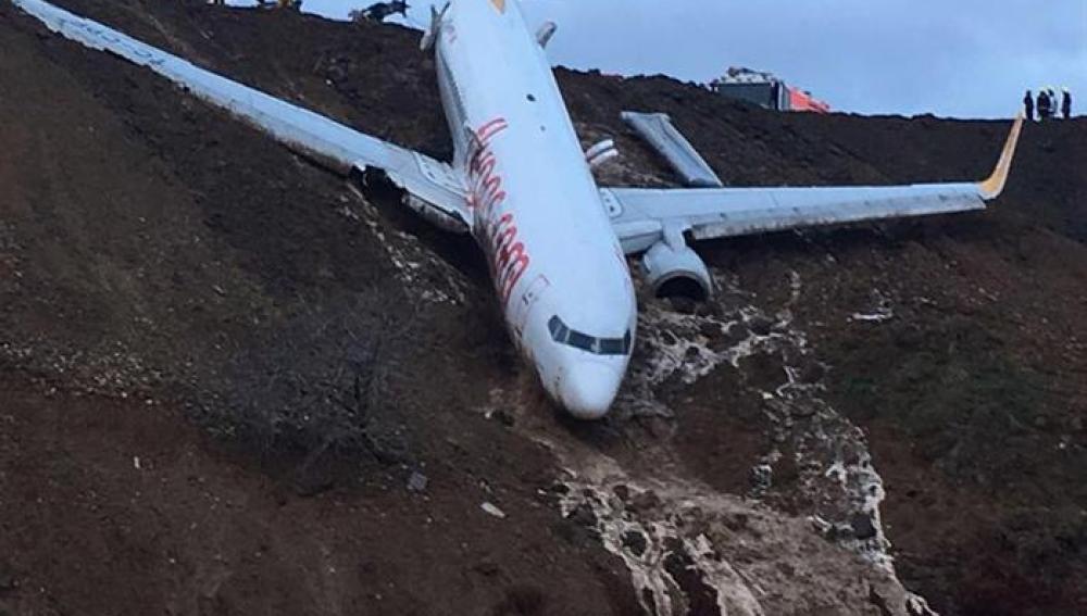 El avión que quedó atrapado en una ladera