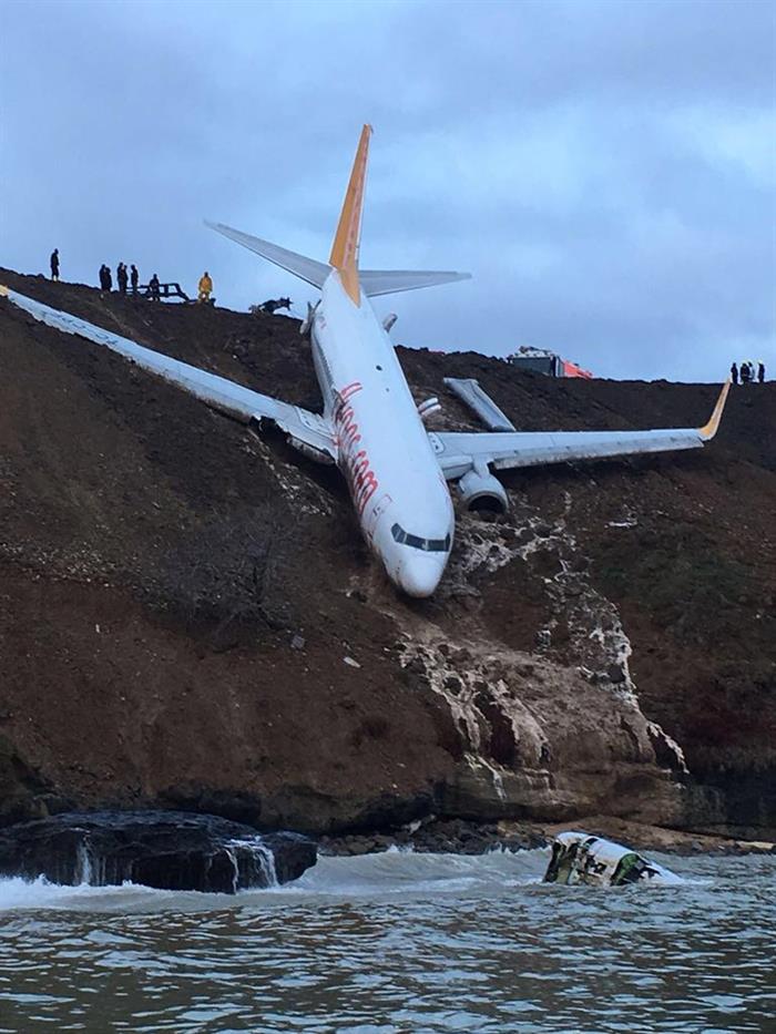 Un avión turco cae por un acantilado sin que ningún pasajero resulte herido Un avión turco cae por un acantilado sin que ningún pasajero resulte herido