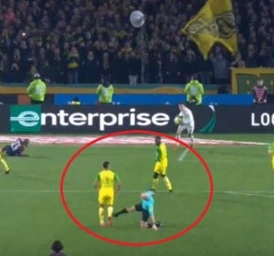 El colegiado Tony Chapron suelta una patada a Diego Carlos en el Nantes-PSG El colegiado Tony Chapron suelta una patada a Diego Carlos en el Nantes-PSG