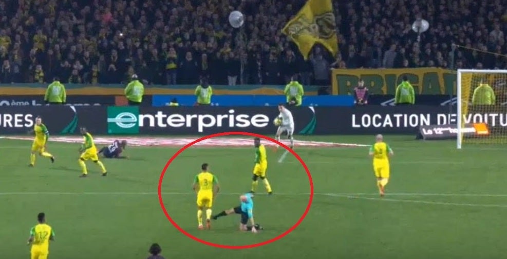 El árbitro sancionado por zancadillear a un jugador en Francia es elegido el mejor del año El árbitro sancionado por zancadillear a un jugador en Francia es elegido el mejor del año