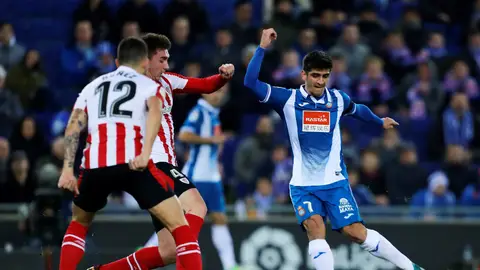 Gerard Moreno encara a Laporte y a Núñez Gerard Moreno encara a Laporte y a Núñez