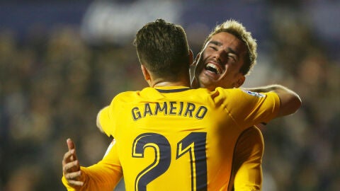Gameiro celebra un gol con Griezmann