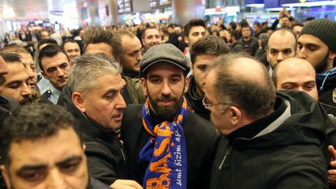 Arda Turan, en su llegada a Estambul