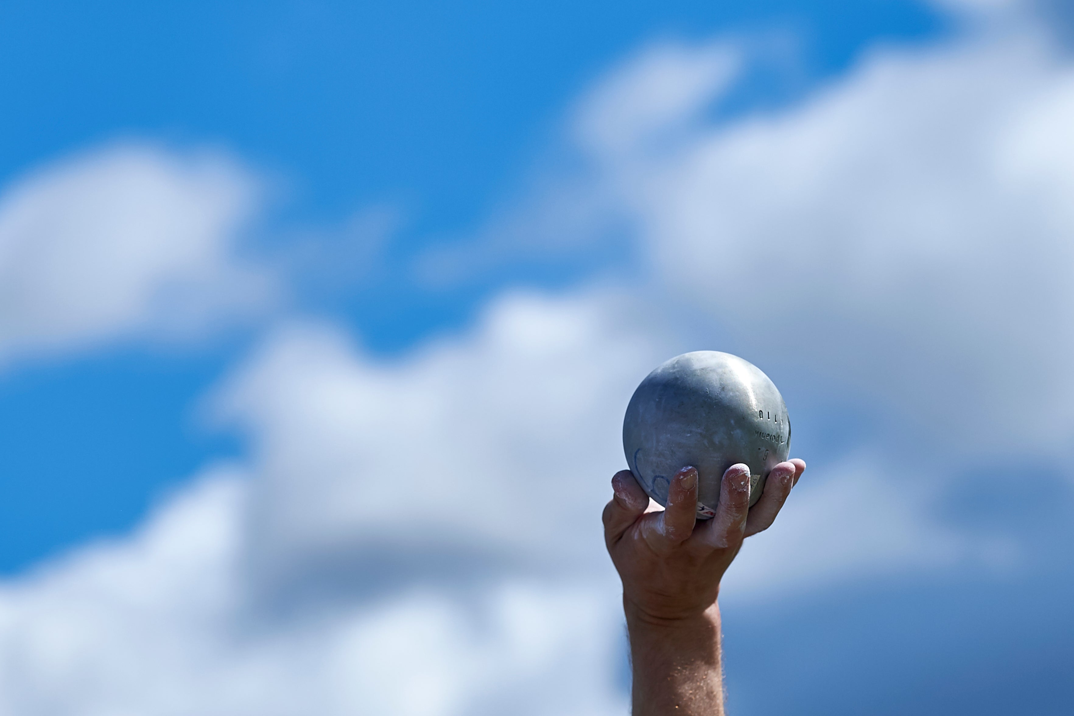 Muere un juez árbitro por el impacto de una bola en una prueba de lanzamiento de peso Muere un juez árbitro por el impacto de una bola en una prueba de lanzamiento de peso